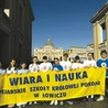 Uczniowie i kadra za wstawiennictwem nowych świętych prosili o łaski dla społeczności szkolnej.