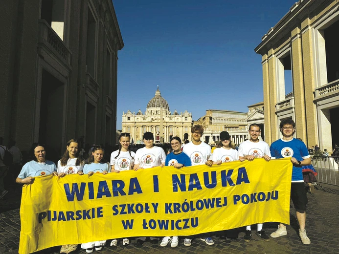 Uczniowie i kadra za wstawiennictwem nowych świętych prosili o łaski dla społeczności szkolnej.