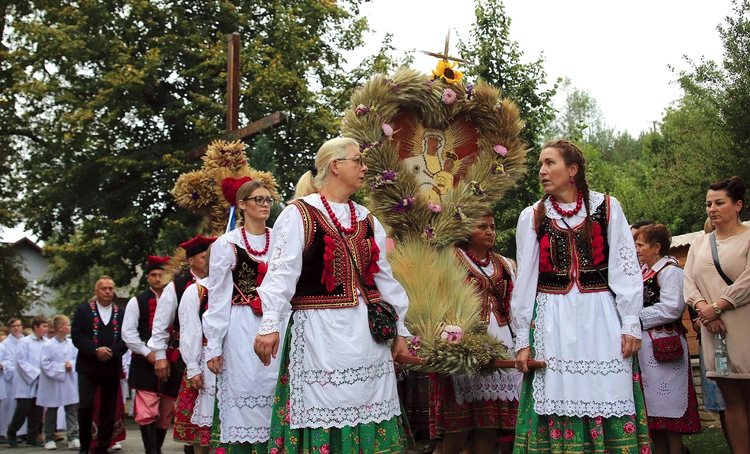 Podczas Mszy św. zostały poświęcone wieńce dożynkowe.
