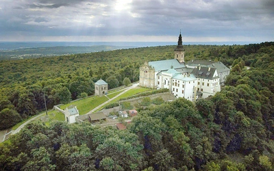 Sanktuarium Relikwii Krzyża Świętego mieści się na szczycie Łysej Góry w Górach Świętokrzyskich. 