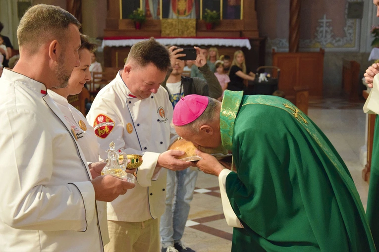 Biskup Solarczyk całuje chleb w radomskiej katedrze.