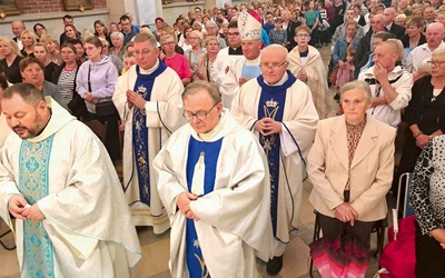 – Jesteśmy w świątyni jubileuszowej, wierzymy,  że poprzez łaskę odpustu  Pan Bóg wspiera wszelkie nasze starania – mówił biskup radomski.