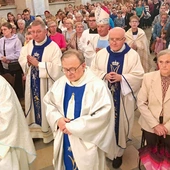 – Jesteśmy w świątyni jubileuszowej, wierzymy,  że poprzez łaskę odpustu  Pan Bóg wspiera wszelkie nasze starania – mówił biskup radomski.