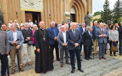 Spotkanie przed katedrą,  gdzie znajduje się krzyż Solidarności. 