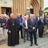 Spotkanie przed katedrą,  gdzie znajduje się krzyż Solidarności. 