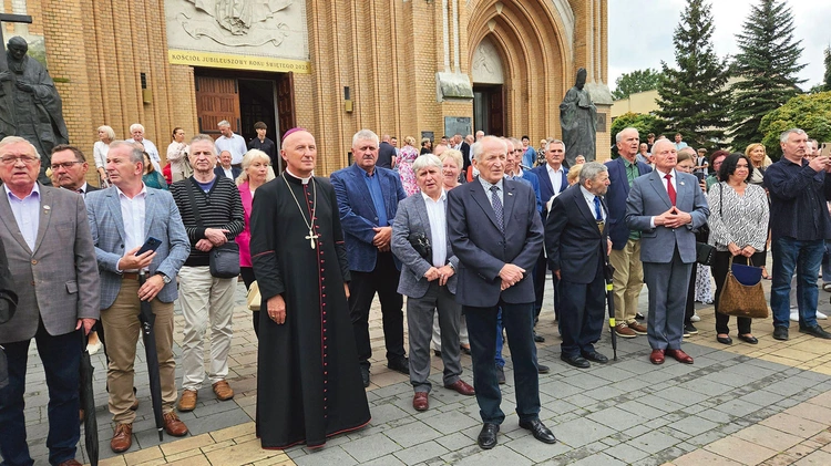 Spotkanie przed katedrą,  gdzie znajduje się krzyż Solidarności. 