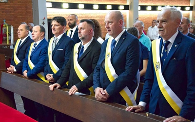 Rycerze Kolumba w czasie modlitwy w kościele  w Pelagowie.