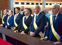 Rycerze Kolumba w czasie modlitwy w kościele  w Pelagowie.