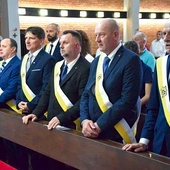 Rycerze Kolumba w czasie modlitwy w kościele  w Pelagowie.