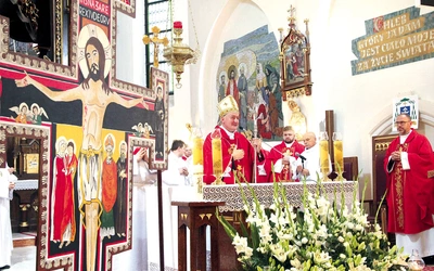 Wspólnej Eucharystii przewodniczył biskup tarnowski Andrzej Jeż. On także poświęcił ikonę krzyża Krucjaty Wyzwolenia Człowieka, która będzie peregrynować w czasie rekolekcji i przypominać o służbie drugim, modlitwie i poście za siebie i innych.