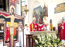 Wspólnej Eucharystii przewodniczył biskup tarnowski Andrzej Jeż. On także poświęcił ikonę krzyża Krucjaty Wyzwolenia Człowieka, która będzie peregrynować w czasie rekolekcji i przypominać o służbie drugim, modlitwie i poście za siebie i innych.