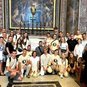 Uczestnicy przy grobie św. Jana Pawła II. 