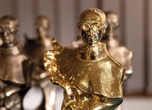  Festiwal zwieńczy wręczenie statuetek  św. o. M.M. Kolbego, patrona Katolickiego Stowarzyszenia Filmowego.