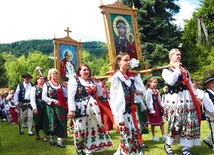 Uroczystości na Młynnem zakończyła procesja eucharystyczna.