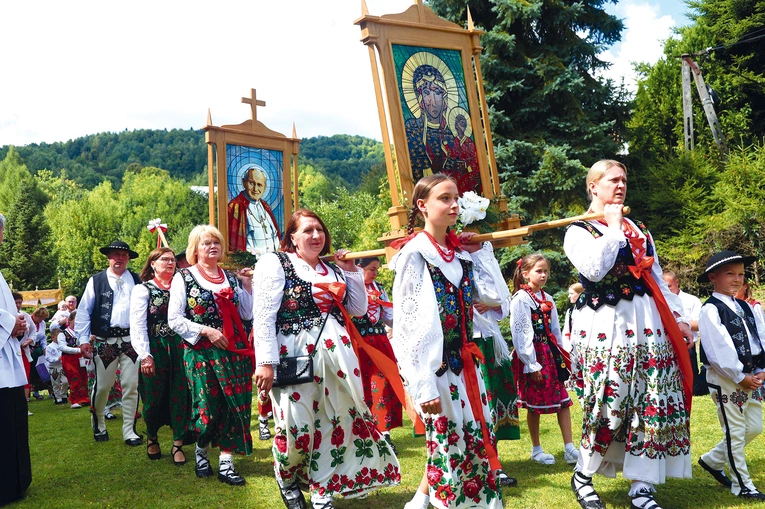 Uroczystości na Młynnem zakończyła procesja eucharystyczna.