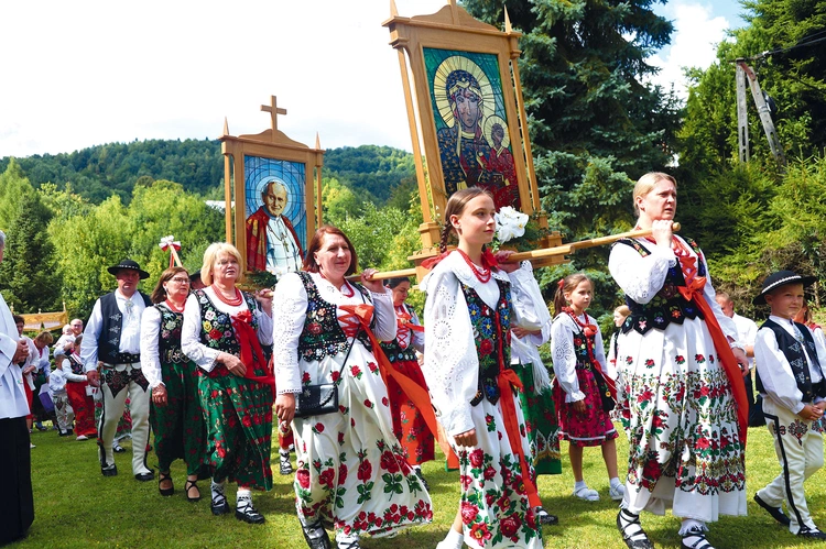 Uroczystości na Młynnem zakończyła procesja eucharystyczna.