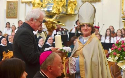  Św. Idzi przekazuje płomień wiary proboszczowi ks. Pawłowi Mikulskiemu. 
