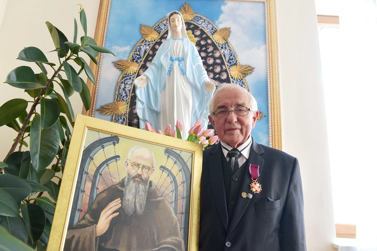  Matka Boża i o. Kolbe towarzyszą panu Janowi w codziennej wędrówce   przez życie.