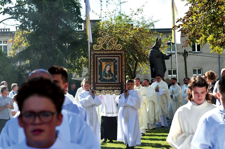 Wydarzenie co roku gromadzi dzieci, młodzież i pary z Domowego Kościoła, czyli gałęzi rodzinnej Ruchu Światło–Życie.