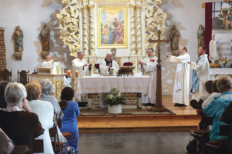Eucharystii przewodniczył ks. Marian Kopko.  