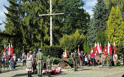 W elbląskich uroczystościach udział wzięli przedstawiciele władz, służb mundurowych i młodzież. 