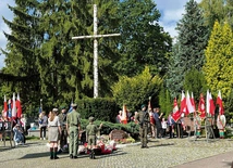 W elbląskich uroczystościach udział wzięli przedstawiciele władz, służb mundurowych i młodzież. 