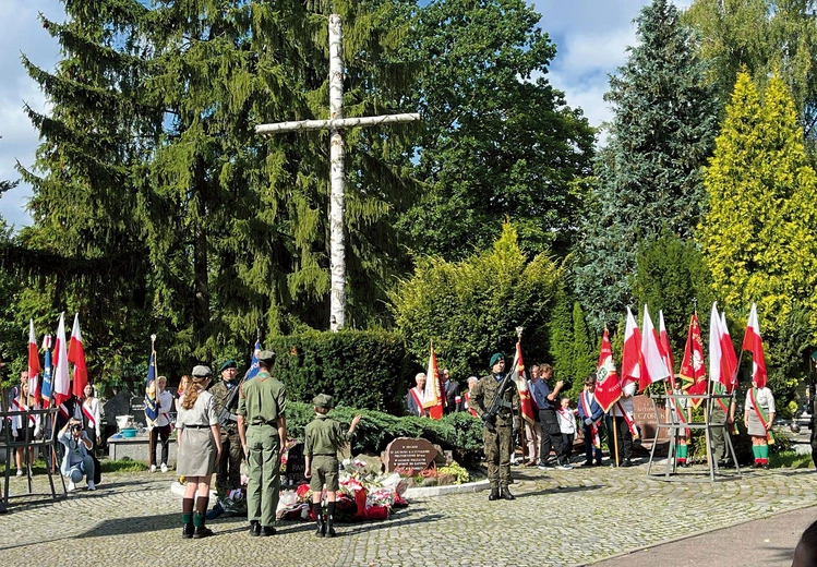 W elbląskich uroczystościach udział wzięli przedstawiciele władz, służb mundurowych i młodzież. 