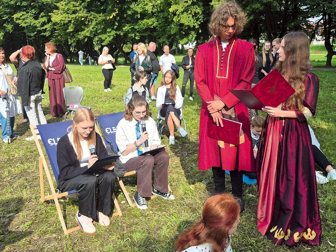 Piękna zieleń Parku Kajki pomogła uczestnikom przenieść się do Czarnolasu.