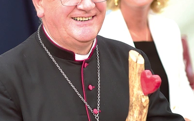 Liczni dobrodzieje ośrodka, w tym abp Józef Górzyński, otrzymali pamiątkowe statuetki.