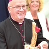 Liczni dobrodzieje ośrodka, w tym abp Józef Górzyński, otrzymali pamiątkowe statuetki.