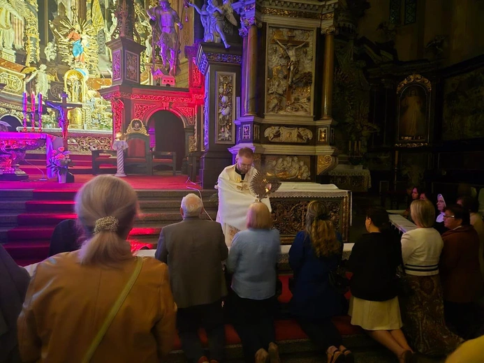 Ks. Emil Dudek w czasie indywidualnego błogosławieństwa na koniec nabożeństwa.