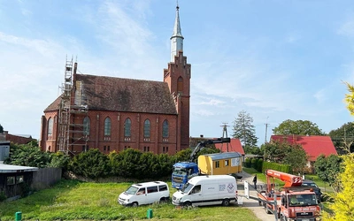 Odnawiają ściany, nawę i wieżę 