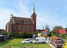 Odnawiają ściany, nawę i wieżę 