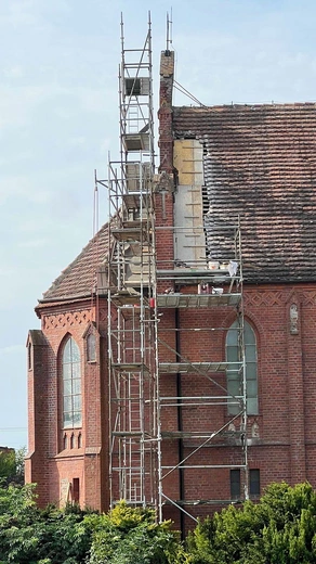 Odnawiają ściany, nawę i wieżę 