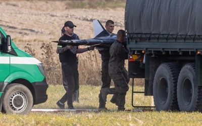 Żołnierze WOT łądują na ciężarówkę szczątki rosyjskiego drona
