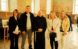 Prowincjał wraz z zaproszonymi gośćmi w czasie dziękczynnego spotkania.