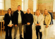 Prowincjał wraz z zaproszonymi gośćmi w czasie dziękczynnego spotkania.