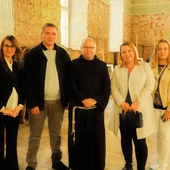 Prowincjał wraz z zaproszonymi gośćmi w czasie dziękczynnego spotkania.
