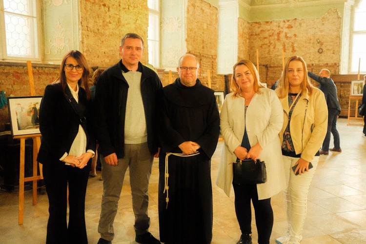 Prowincjał wraz z zaproszonymi gośćmi w czasie dziękczynnego spotkania.
