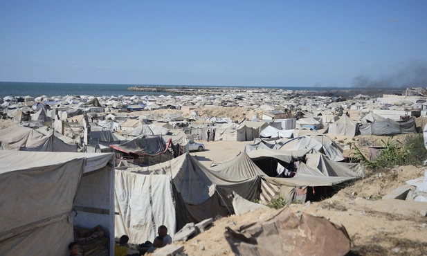 Wysiedlone rodziny palestyńskie przebywają w obozie dla uchodźców w mieście Gaza, w pobliżu nadmorskiej drogi