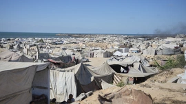 Wysiedlone rodziny palestyńskie przebywają w obozie dla uchodźców w mieście Gaza, w pobliżu nadmorskiej drogi