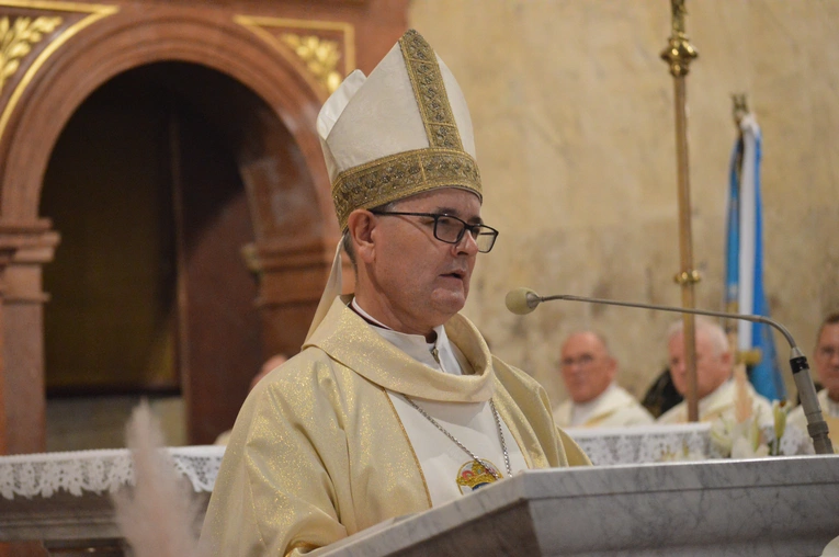 Abp Przybylski w Piekarach Śl.: Dziękuję za to, że witacie mnie jak w domu