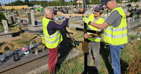 Metalowe krzyże na grobach bezdomnych i bezimiennych