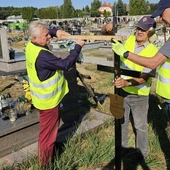 Metalowe krzyże na grobach bezdomnych i bezimiennych