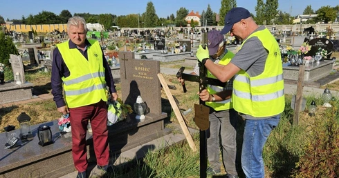 Przywracają godność bezdomnym i samotnym