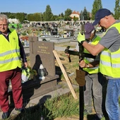 Przywracają godność bezdomnym i samotnym