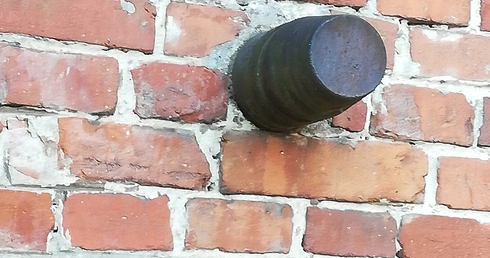 Pociski artyleryjskie oraz granaty moździerzowe w kościele