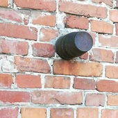 Pociski artyleryjskie oraz granaty moździerzowe w kościele