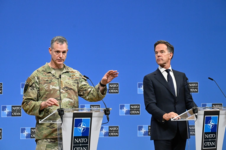 Generał Alexus Grynkewich i sekretarz generalny NATO Mark Rutte