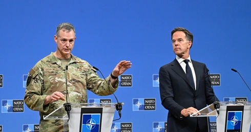 Generał Alexus Grynkewich i sekretarz generalny NATO Mark Rutte